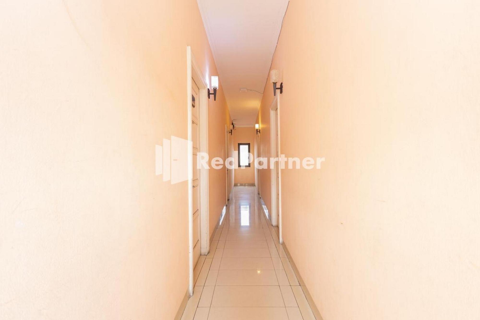 Star Hotel Jaksa Mitra Reddoorz Jakarta Exterior foto