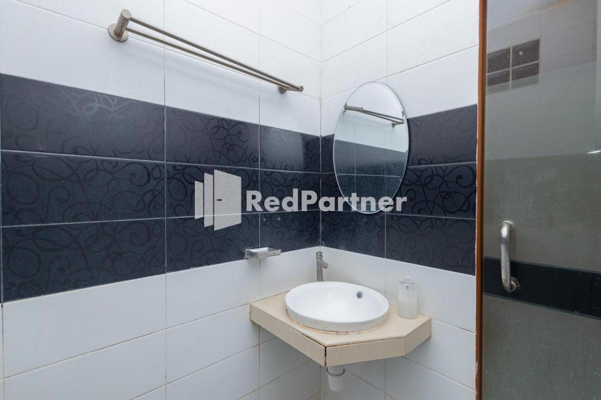 Star Hotel Jaksa Mitra Reddoorz Jakarta Exterior foto